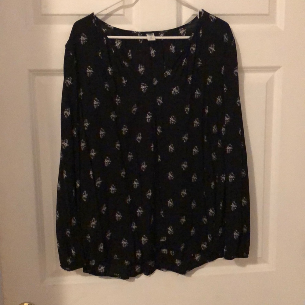 black and white floral top